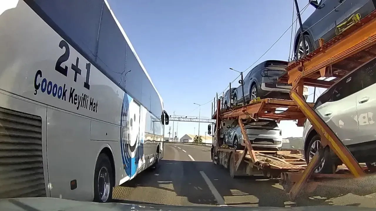 Tır ile otobüsün arasında kalan otomobil kazadan kıl payı kurtuldu