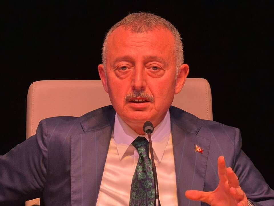Büyükakın’dan mecliste sert çıkış: “Gölge etmeyin yeter”