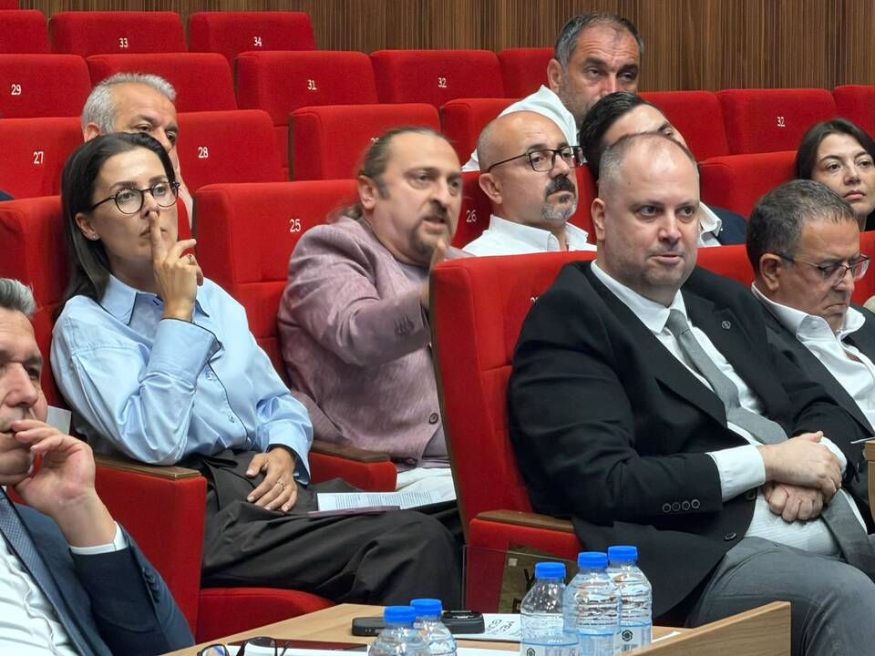 Büyükakın’dan mecliste sert çıkış: “Gölge etmeyin yeter”