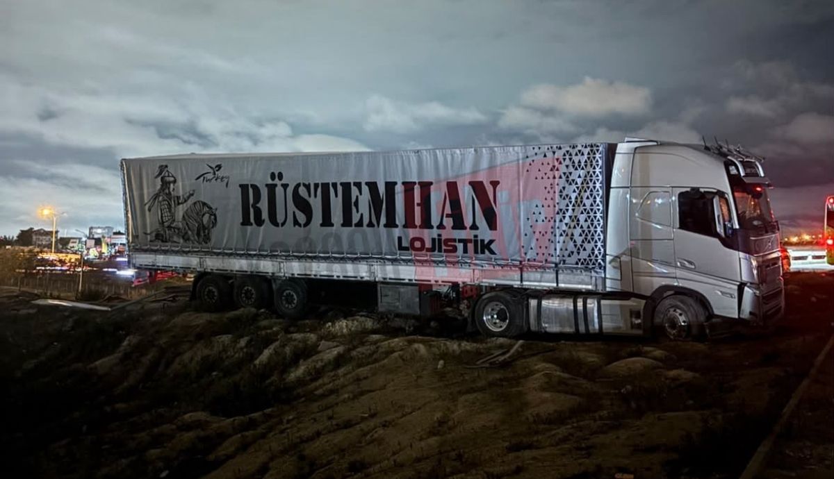 TIR bariyerlere çarptı, sürücü kayıplara karıştı!