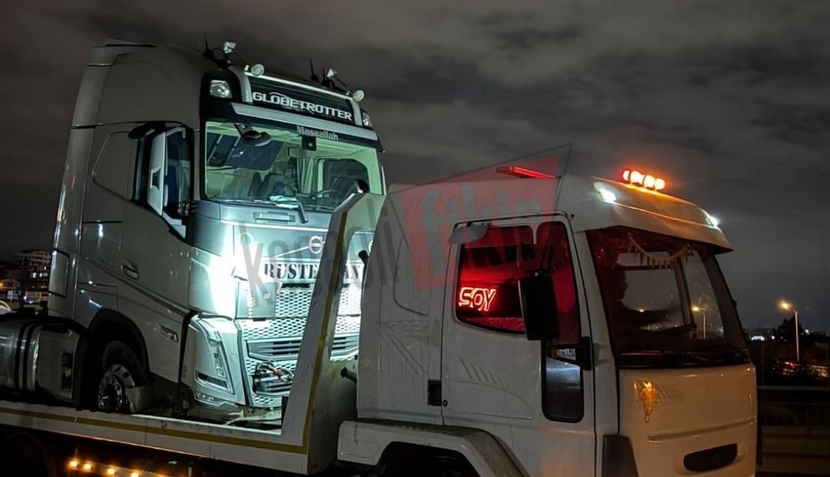 TIR bariyerlere çarptı, sürücü kayıplara karıştı!