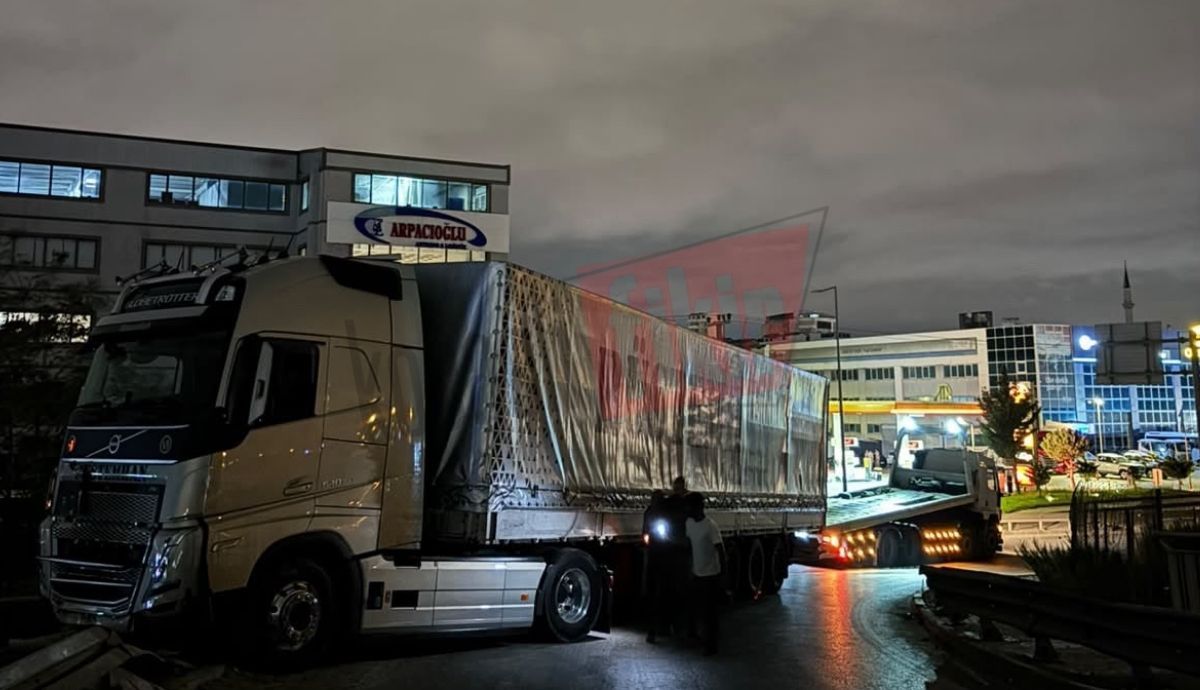 TIR bariyerlere çarptı, sürücü kayıplara karıştı!