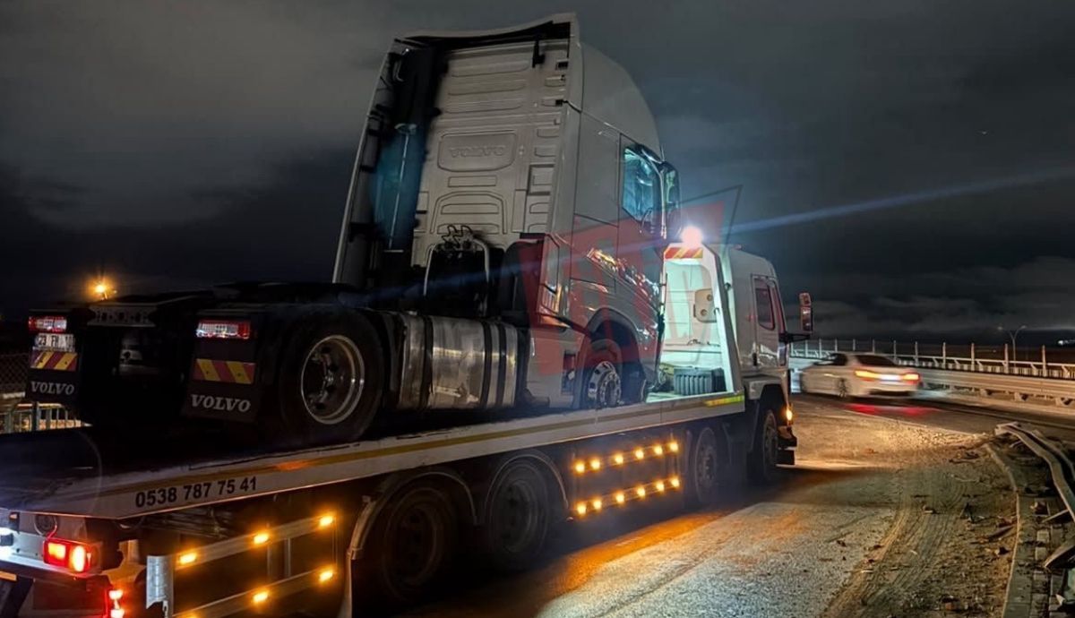 TIR bariyerlere çarptı, sürücü kayıplara karıştı!
