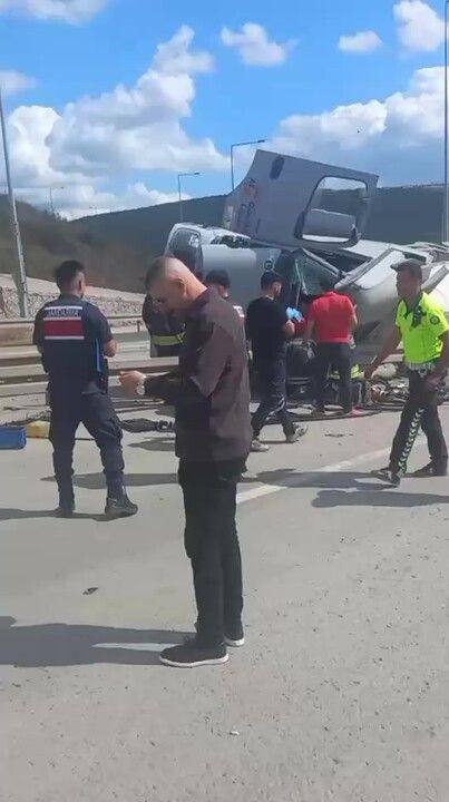 Beton mikseri devrildi, araçta sıkışan sürücü yaralandı