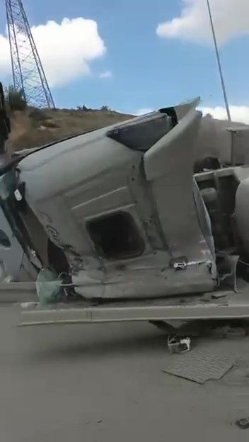 Beton mikseri devrildi, araçta sıkışan sürücü yaralandı