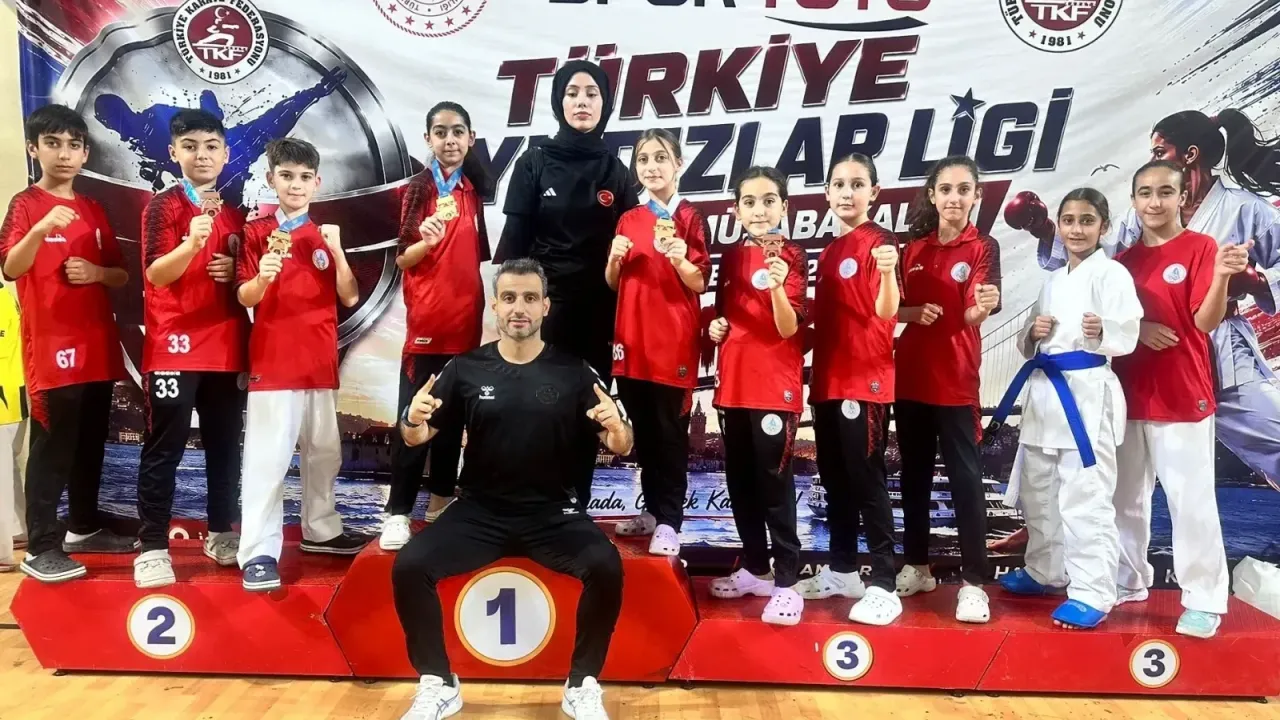 Kocaeli’nin şampiyon karatecileri! Körfez Gençlerbirliği’nden 13 madalya