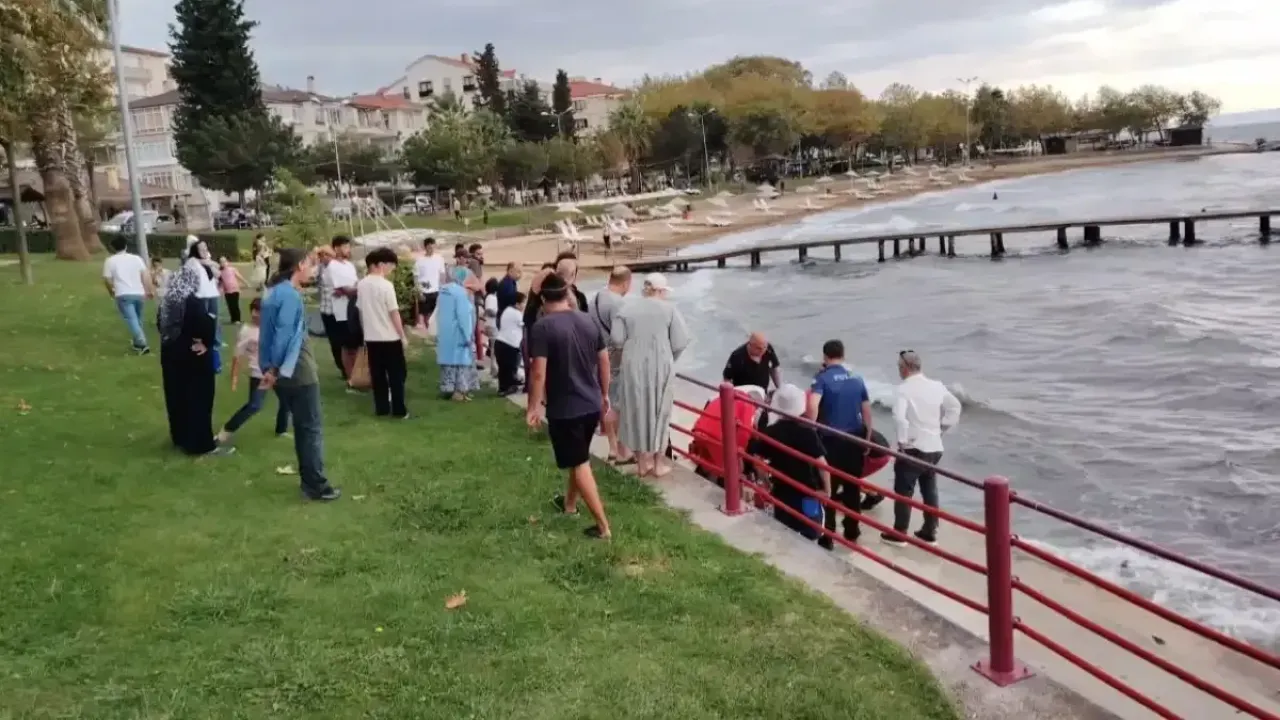 Öfkeyle denize atladı, boğulma tehlikesi geçirdi