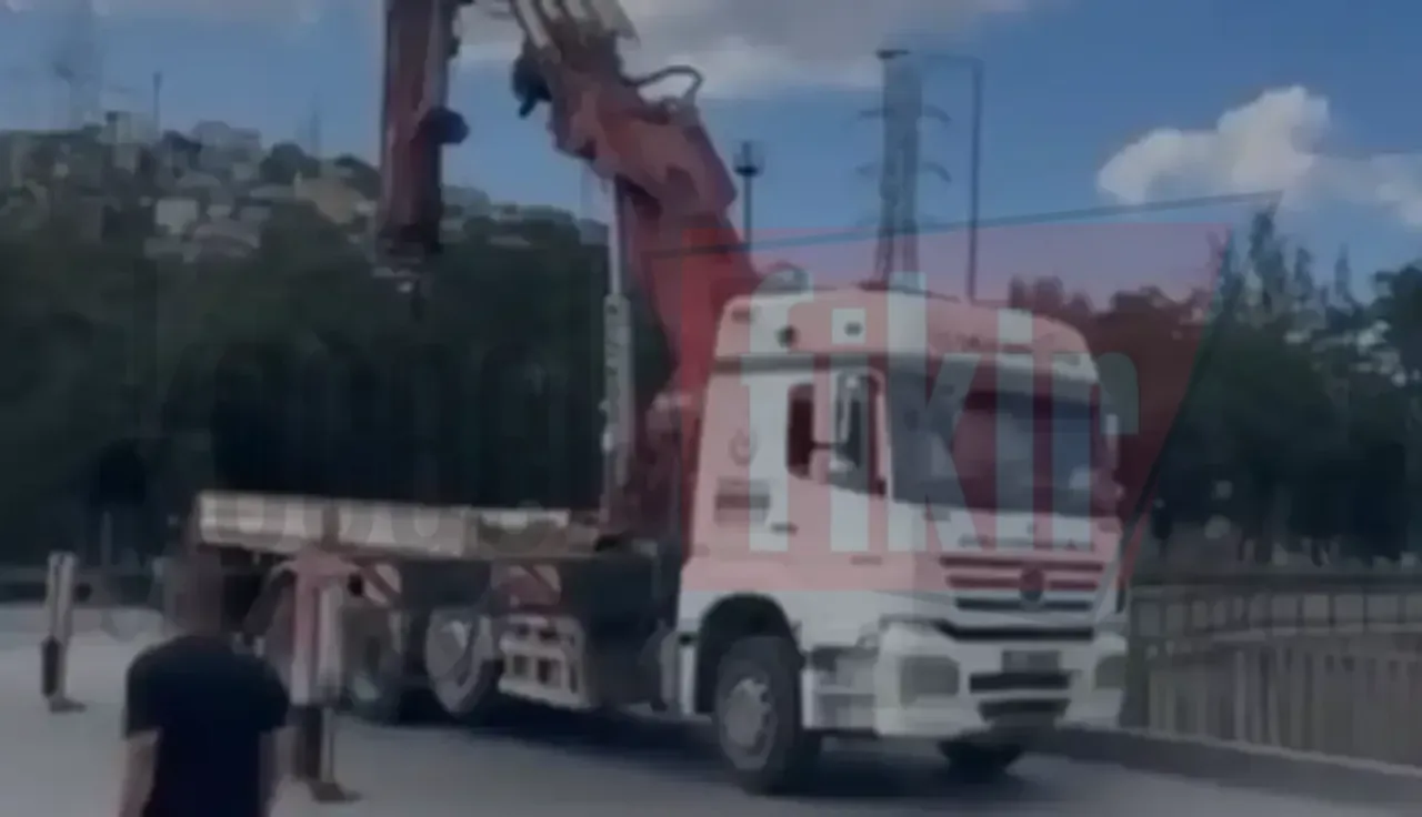 Dilovası'nda kamyon dere yatağının kenarında asılı kaldı