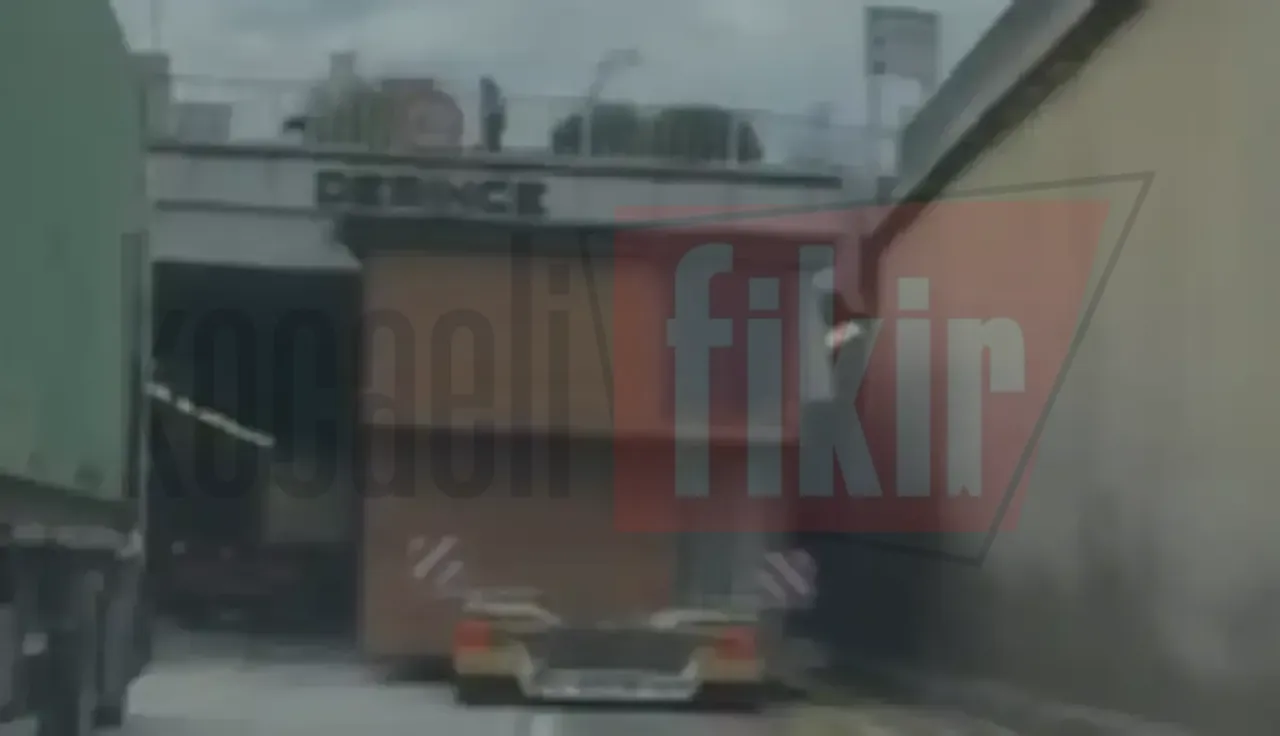 Derince Tüneli'nde sıkışan tır yolu kapattı