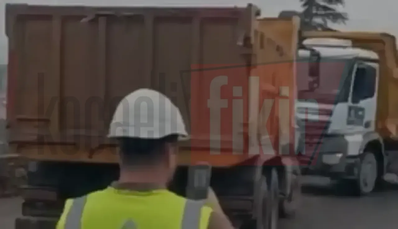 Körfez’de kamyon elektrik direklerine çarptı
