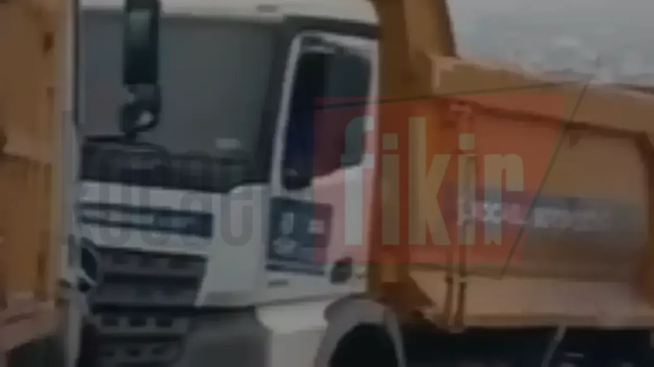 Körfez’de kamyon elektrik direklerine çarptı