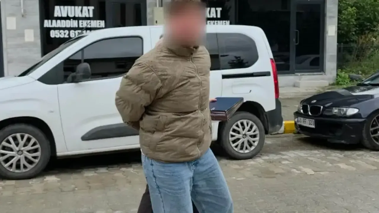 Hırsızlık şüphelisi tutuklandı, adliye çıkışında gazetecilere tepki gösterdi
