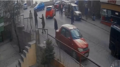 Melikgazi ilçesinde tartıştığı eniştesi tarafından darbedilen Yener K.'nin, yanındaki silahla