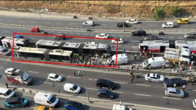 İstanbul Küçükçekmece'de seyir halindeki iki metrobüsün çarpışması sonucu meydana gelen
