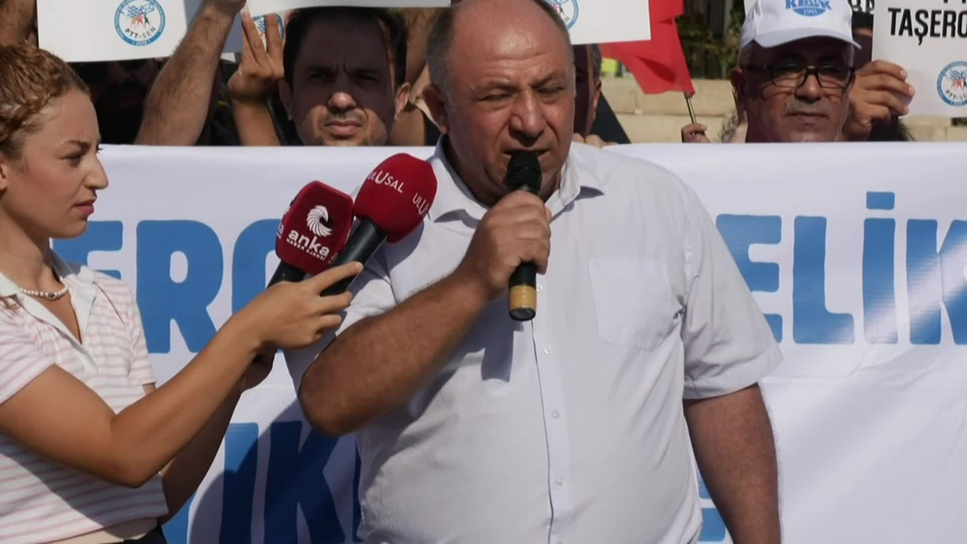PTT bünyesinde çalışan taşeron işçiler, Kadıköy İskele'de bir araya gelerek