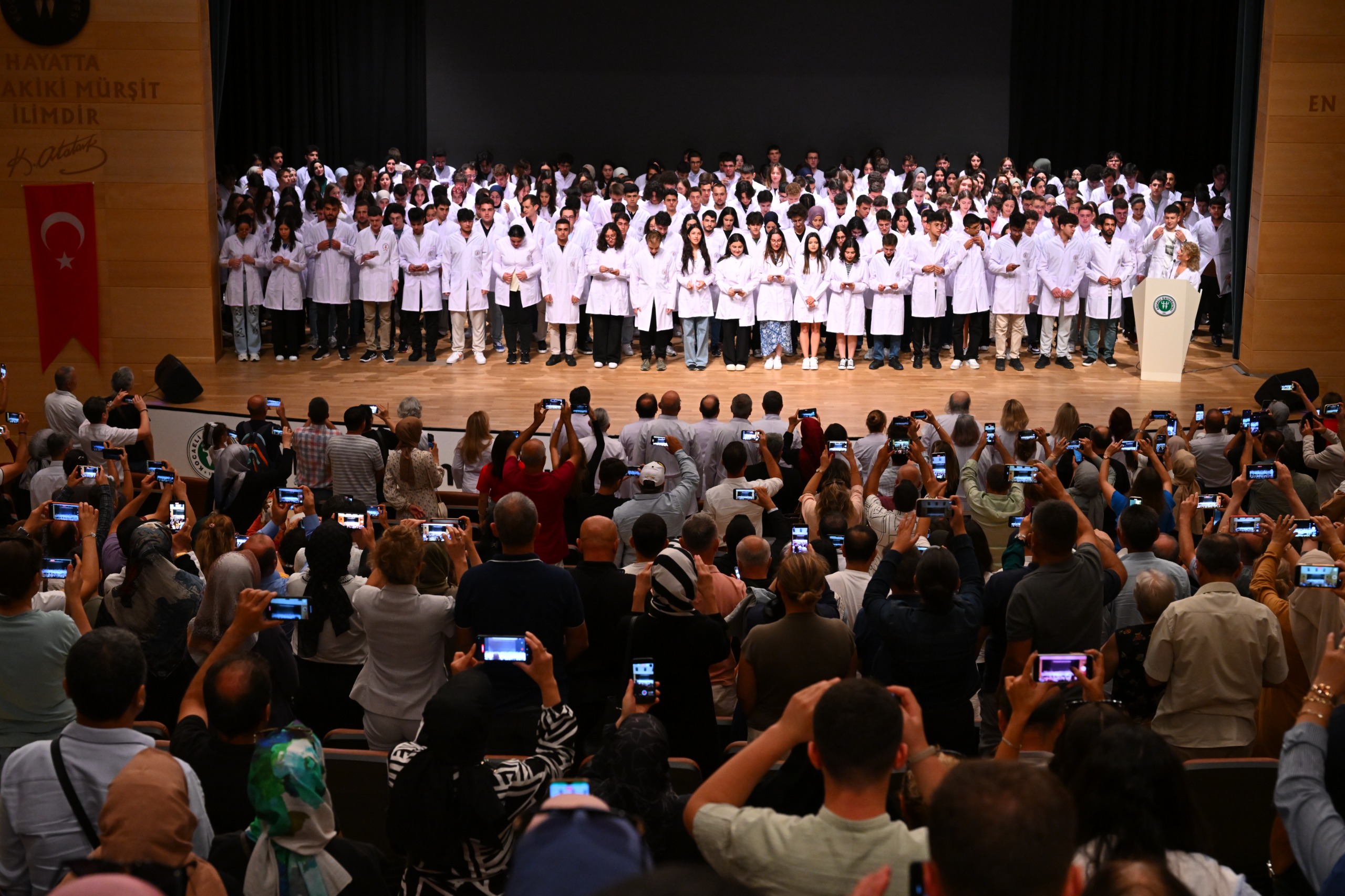 Kocaeli Üniversitesi Tıp Fakültesi'nde 2024-2025 eğitim-öğretim yılı için düzenlenen Beyaz