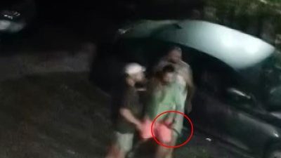 Sakarya'nın Karasu ilçesinde bulunan bir siteye gece vakti alkollü şekilde