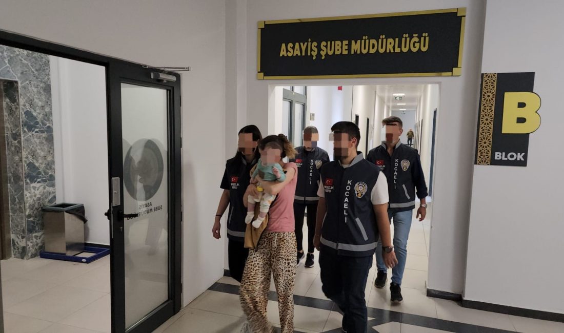  Kocaeli'nin Çayırova ilçesinde girdikleri evden 625 bin liralık ziynet