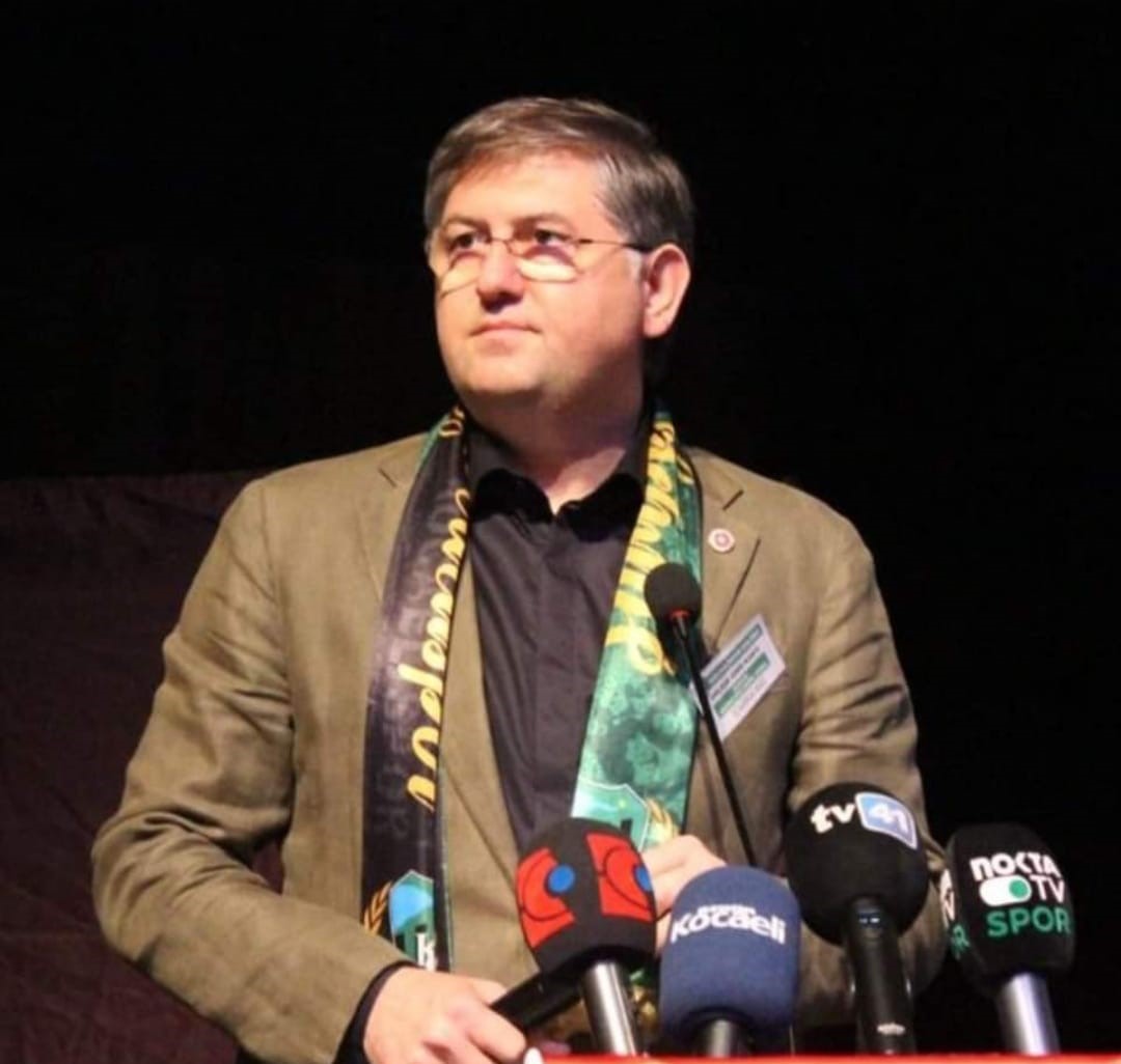 Bugün oynanan maçta Amed SK’ye 3-0 yenilen Kocaelispor’da taraftarlar hakemin