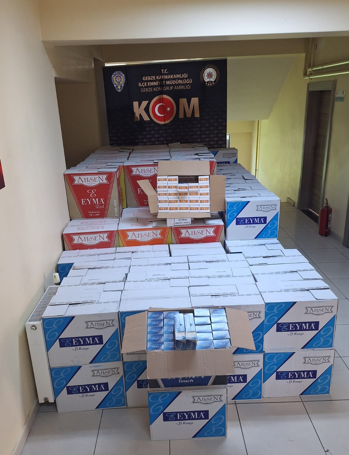 Gebze'de düzenlenen operasyonda, 1 milyon 300 bin adet bandrolsüz boş