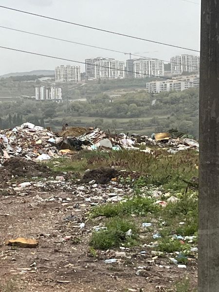 İzmit belediyesi çöp döküm sahasının uygunsuz ve kontrolsüz şekilde yönetilmesi halkın sağlı ile oynuyor.