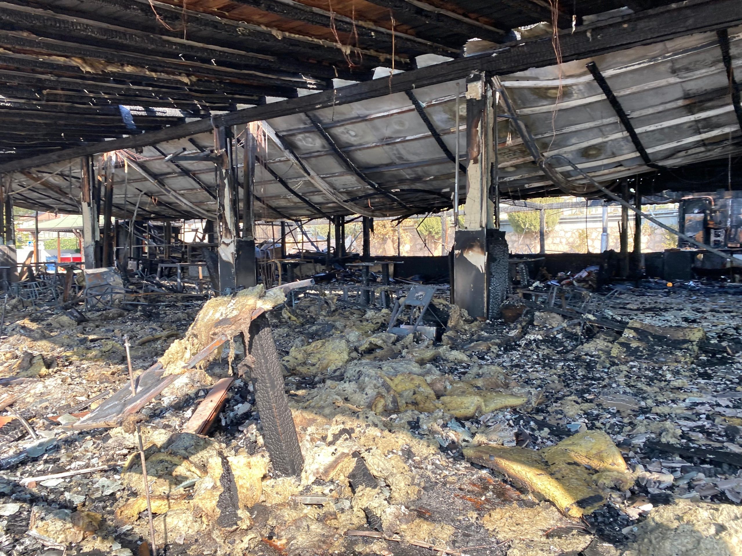 Kocaeli'nin Körfez ilçesinde dün akşam saatlerinde alevlere teslim olan restorandaki