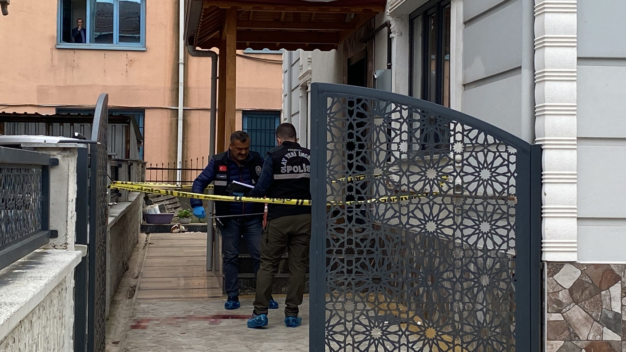 Kocaeli'nin İzmit ilçesinde 4. kattaki dairenin penceresinden düşen 33 yaşındaki