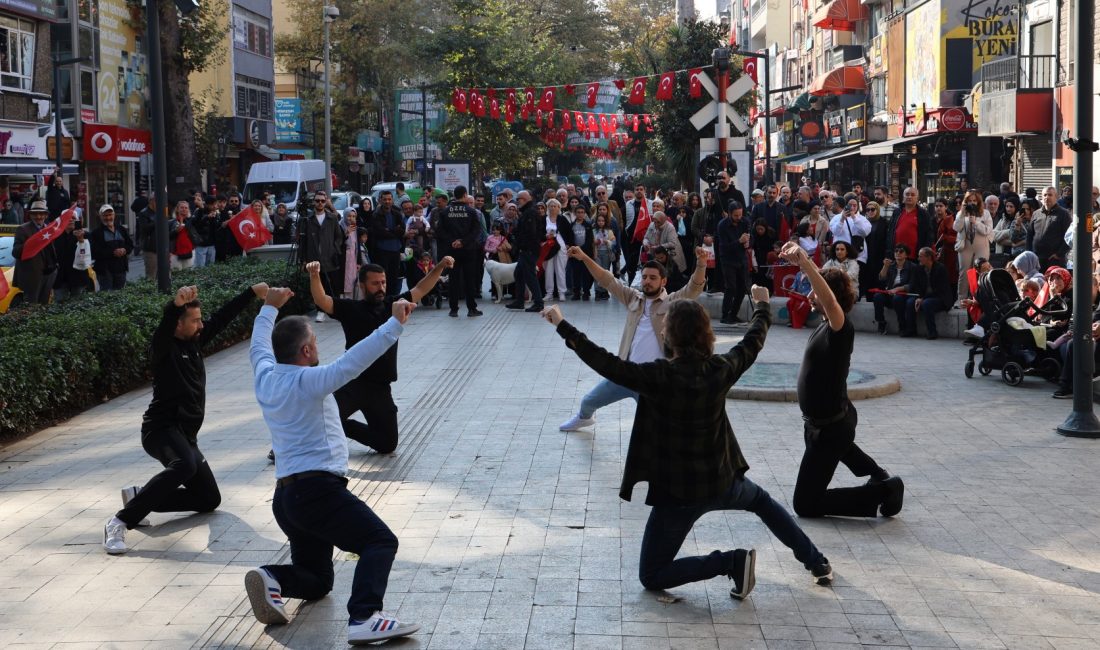 Büyükşehir tarafından Cumhuriyet Bayramı kutlamaları çerçevesinde hazırlanan zeybek gösterisi vatandaşlardan