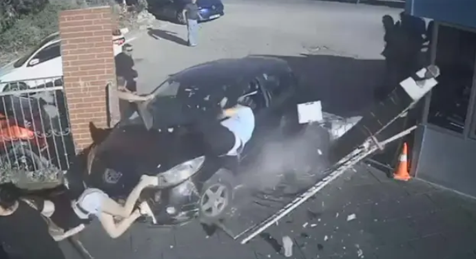 İzmir'in Narlıdere ilçesinde, sürücüsünün direksiyon hakimiyetini kaybetmesi sonucu bir otomobil,