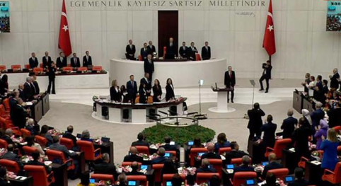 Cumhurbaşkanı , konuşma yapmak üzere Genel Kurul'a girdiğinde, DEM Partililer