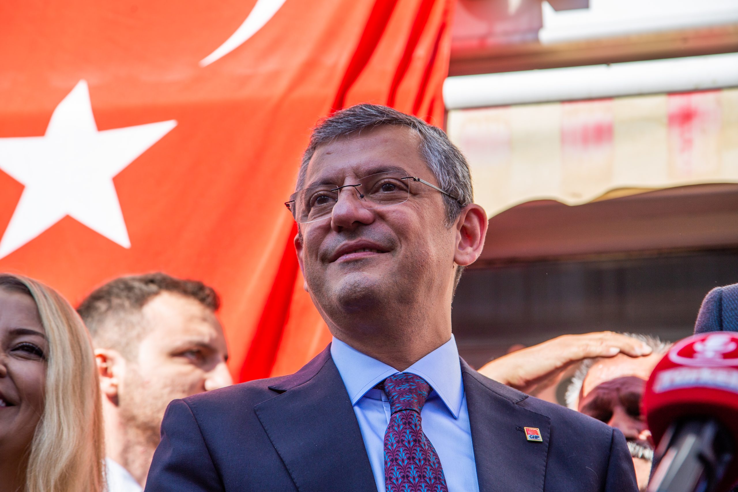 Özgür Özel TUSAŞ'ta yaşanan terör saldırısının ardından İstanbul Beşiktaş'ta düzenlediği