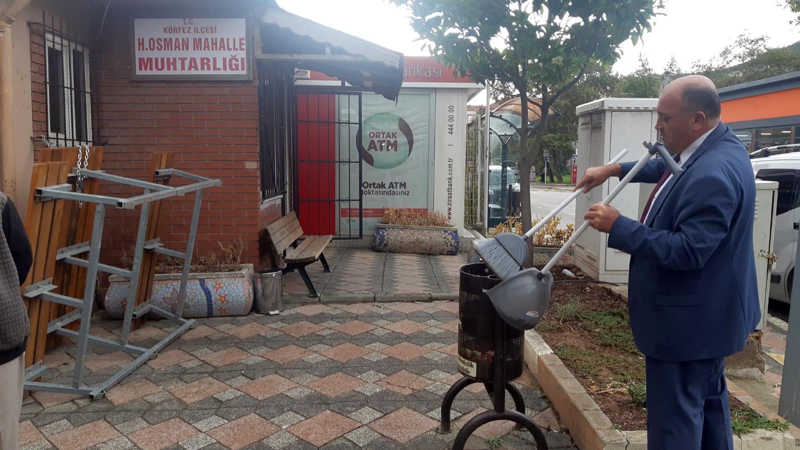 Körfez'de Hacı Osman Mahallesi Muhtarı Sami Zorlu, yaşlı ve engellilerin