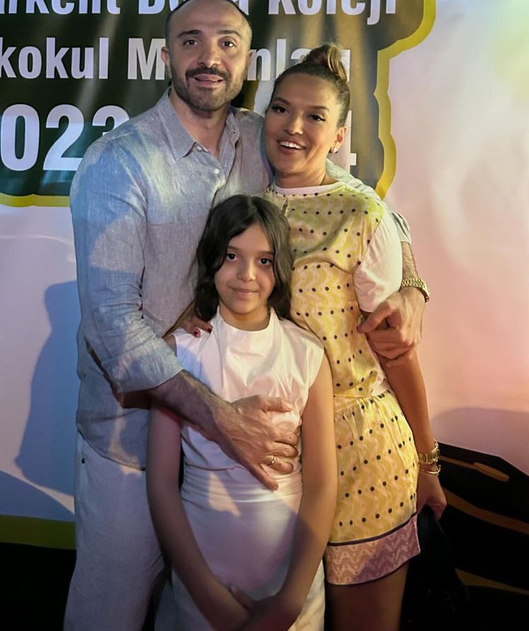Gölcüklü şarkıcı Demet Akalın'ın kızı Hira'nın okulda 29 Ekim Cumhuriyet