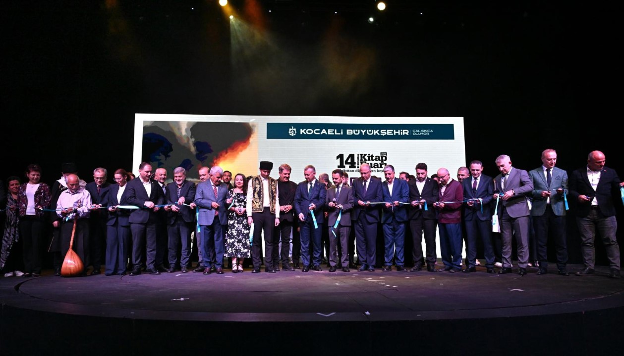 Kocaeli'de düzenlenen 14. Kitap Fuarı, "Kağıttan Dünyaların Keşfi" temasıyla kapılarını
