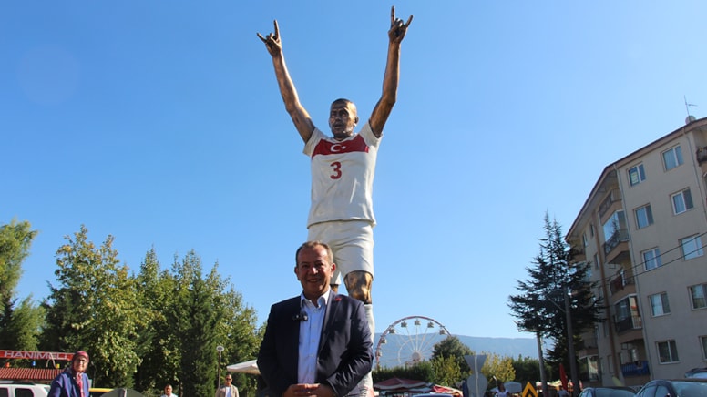 Bolu Belediye Başkanı Tanju Özcan, UEFA tarafından "siyasi sembol" gerekçesiyle