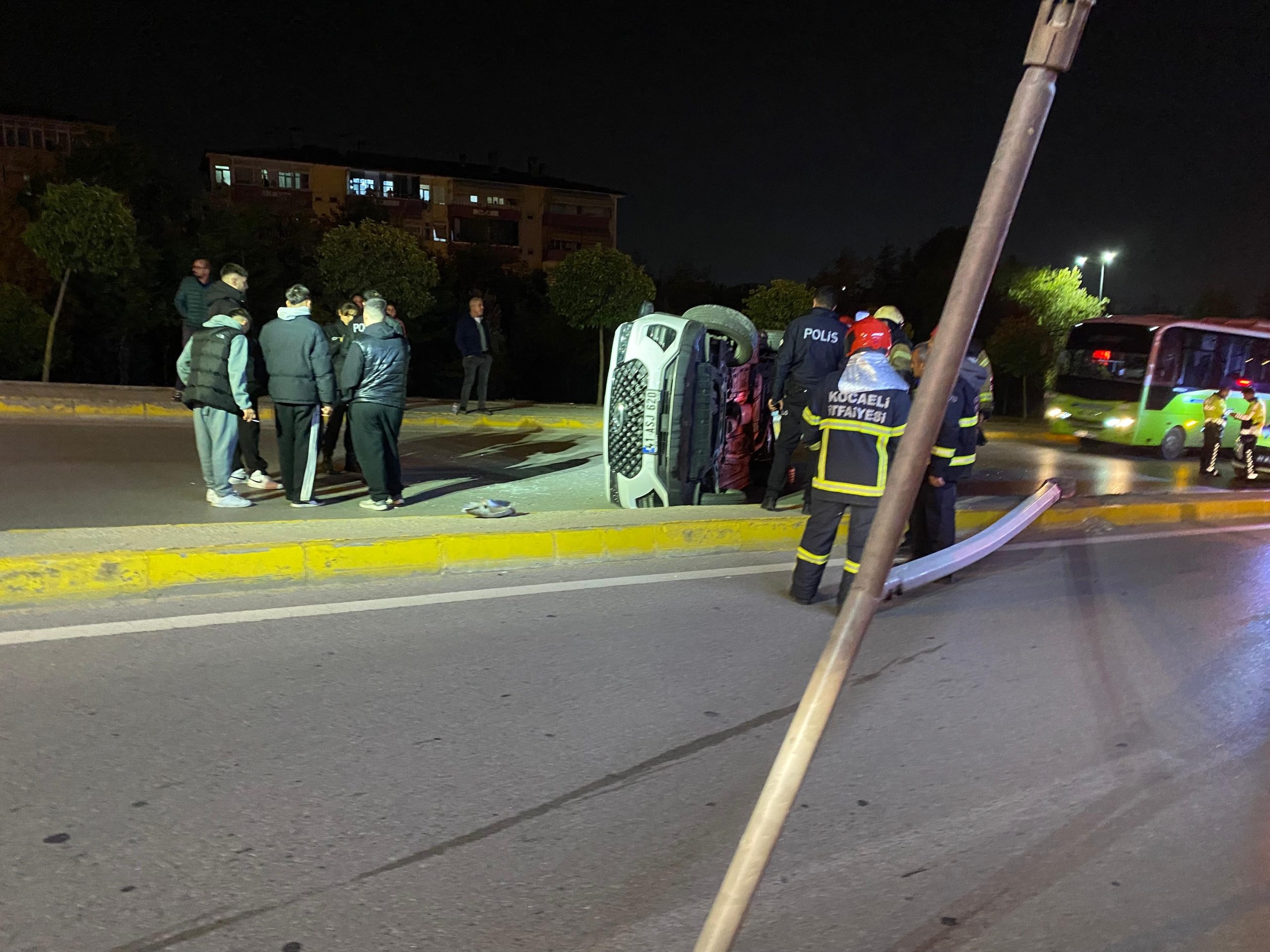 Körfez'de alkollü sürücünün kullandığı cip elektrik direğine çarpıp yan yattı: 2 yaralı