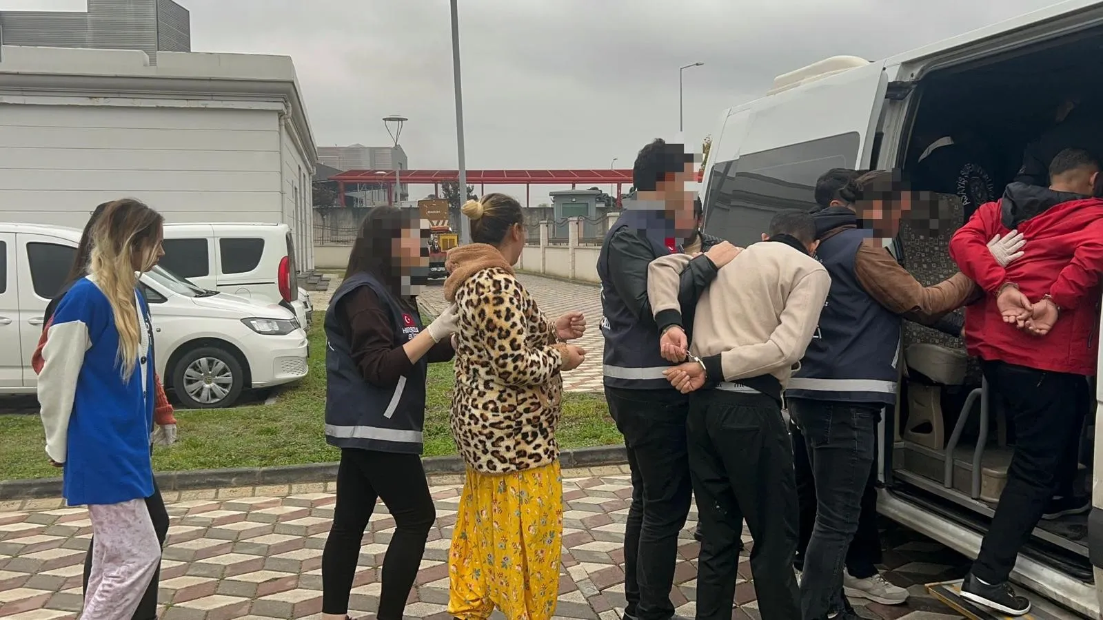 Kartepe'de bir evden 70 bin TL değerinde ziynet eşyası çaldıkları