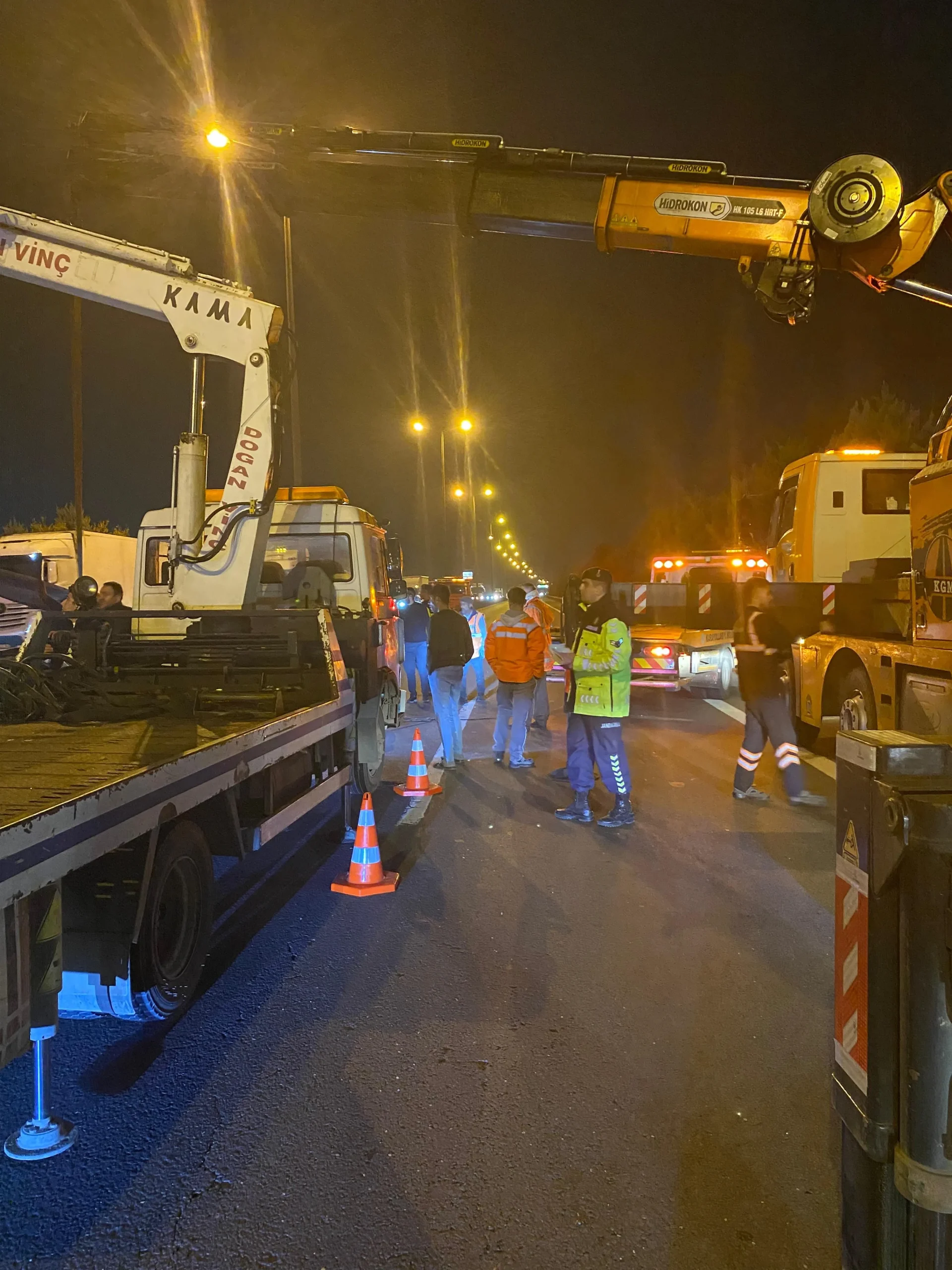 İzmit'te sürücü bariyerlere çarparak parçalanan araçtan sağ çıktı