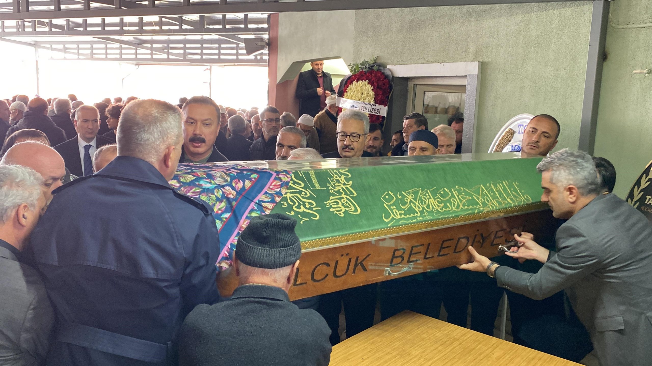 intihar eden lise öğrencisi son yolculuğa uğurlandı