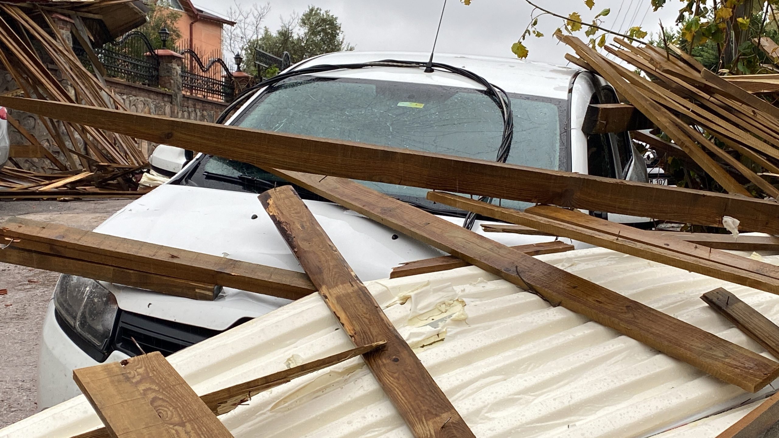 Kocaeli'nin İzmit ilçesinde şiddetli rüzgar sebebiyle bir binanın çatısı uçarak