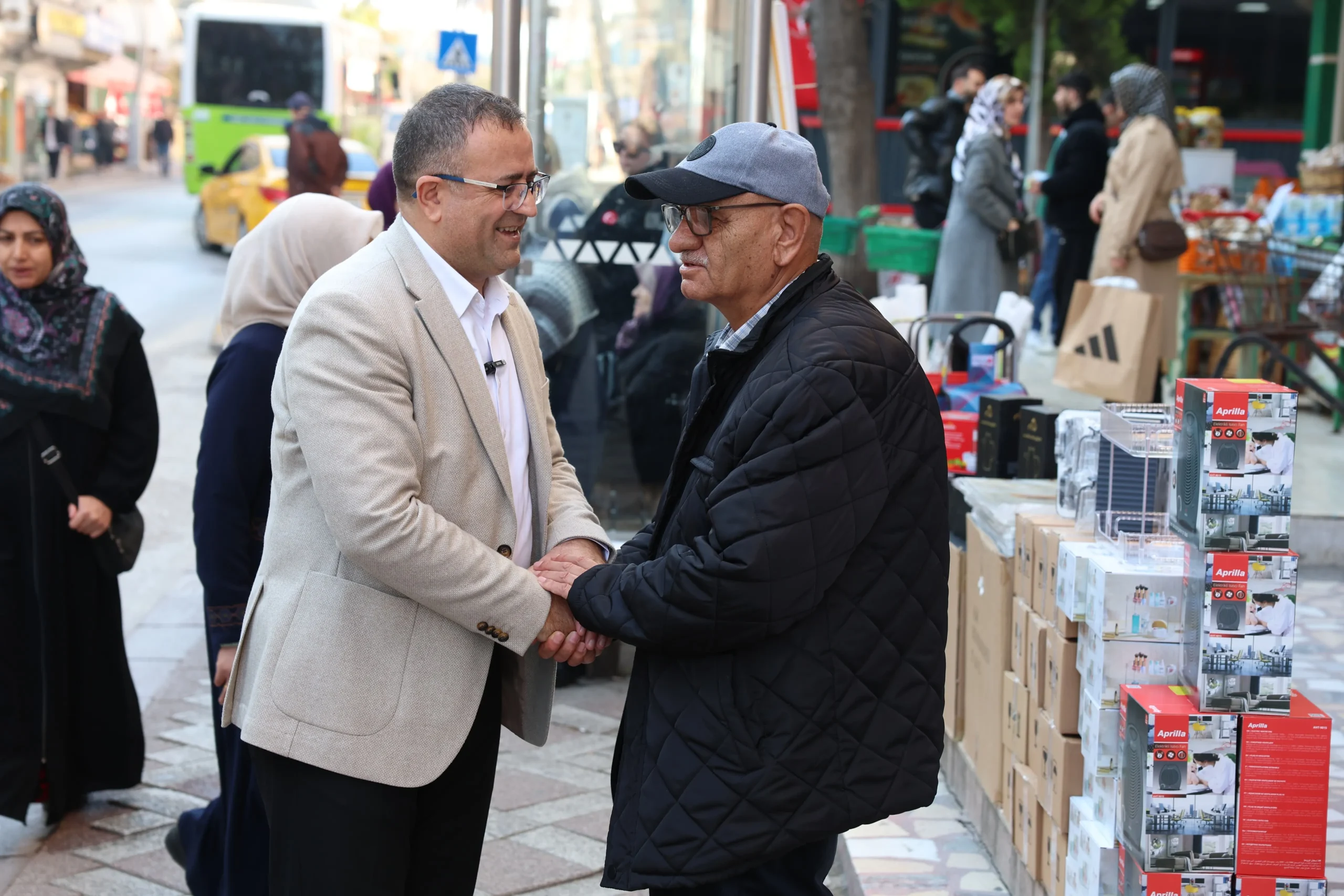 Derince Belediye Başkanı Av. Sertif Gökçe, Denizciler Caddesi’nde esnaf ve
