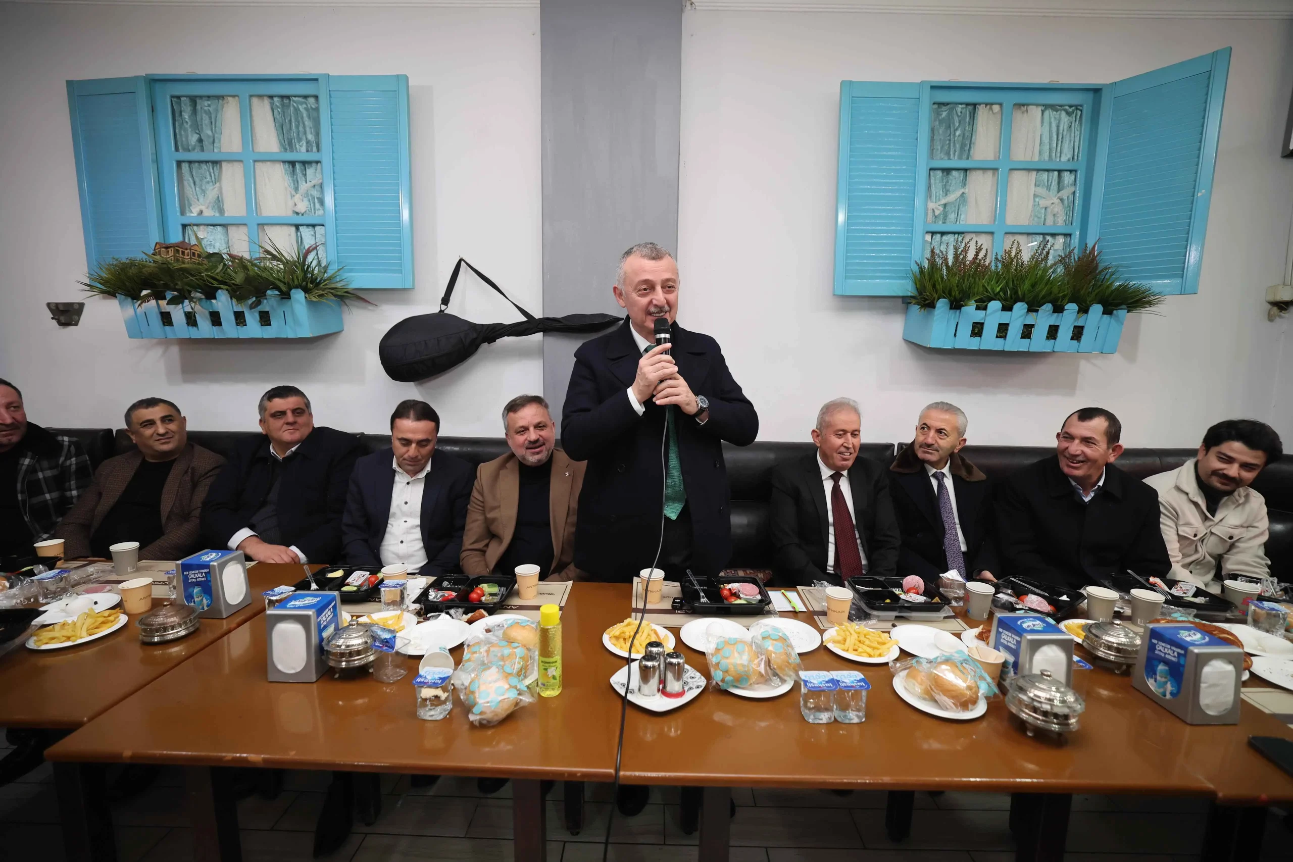 Kocaeli Büyükşehir Belediye Başkanı Tahir Büyükakın, Alikahya’da esnafla kahvaltıda buluşarak