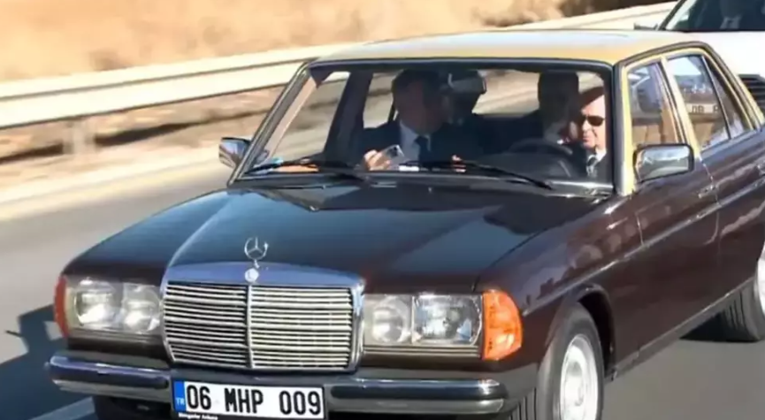 MHP Genel Başkanı Devlet Bahçeli, klasik otomobil tutkusunu bir kez