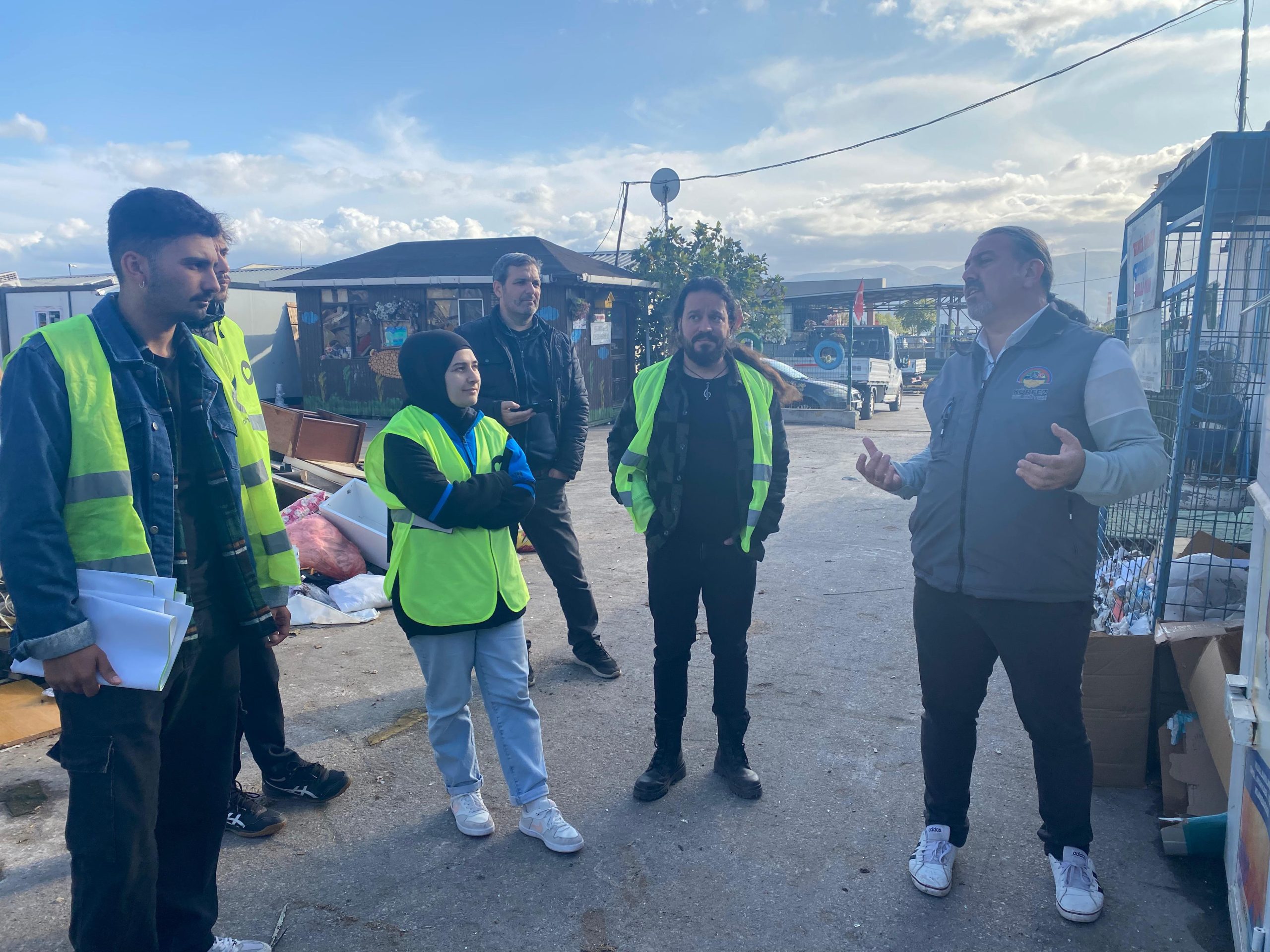Körfez'de sahillerden bir günde 120 kilo atık toplandı
