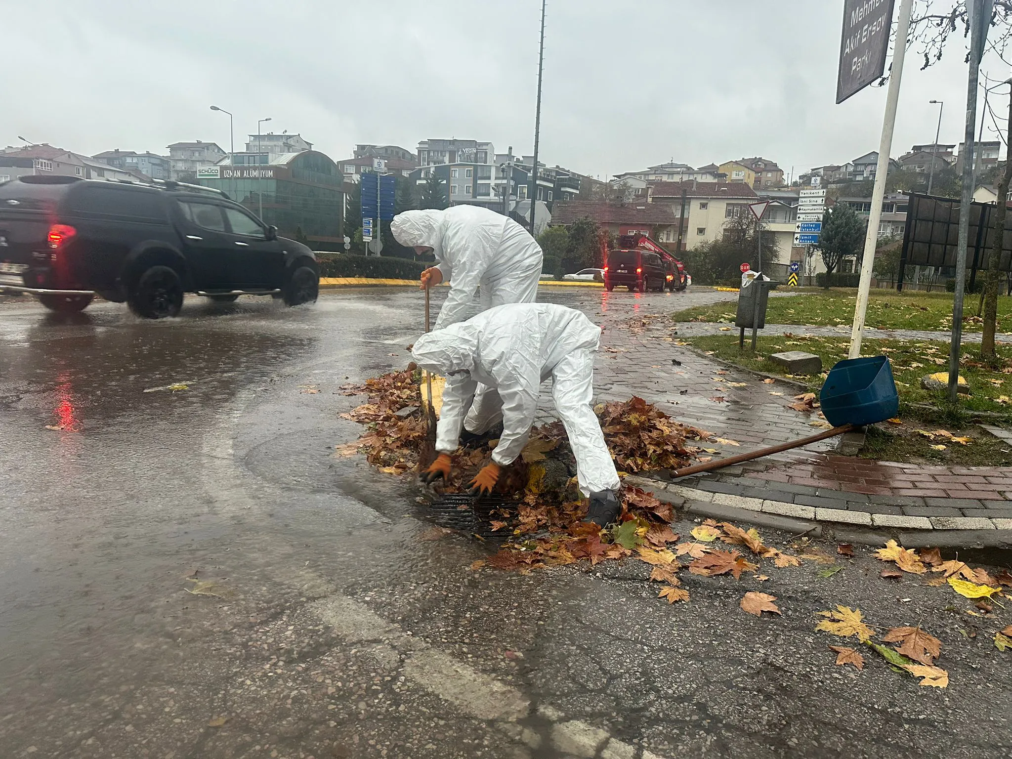 Derince Belediyesi’ne bağlı ekipler, ilçedeki mazgal ve rögar kapaklarında temizlik
