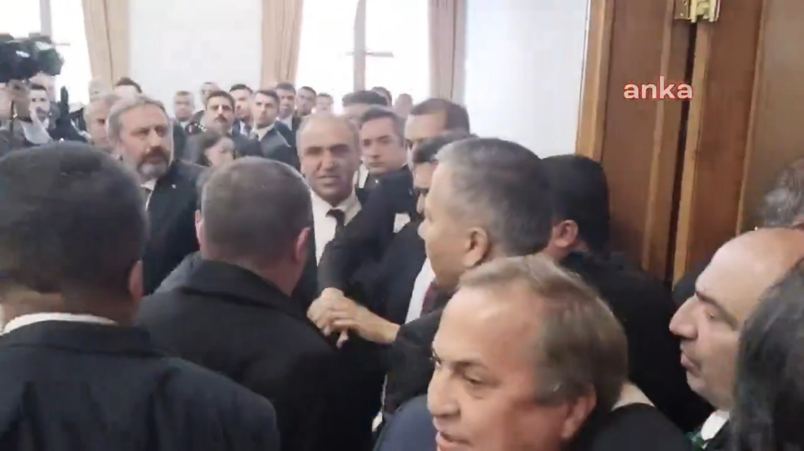 TBMM'de kavga çıktı! Kocaelili vekil arada kaldı