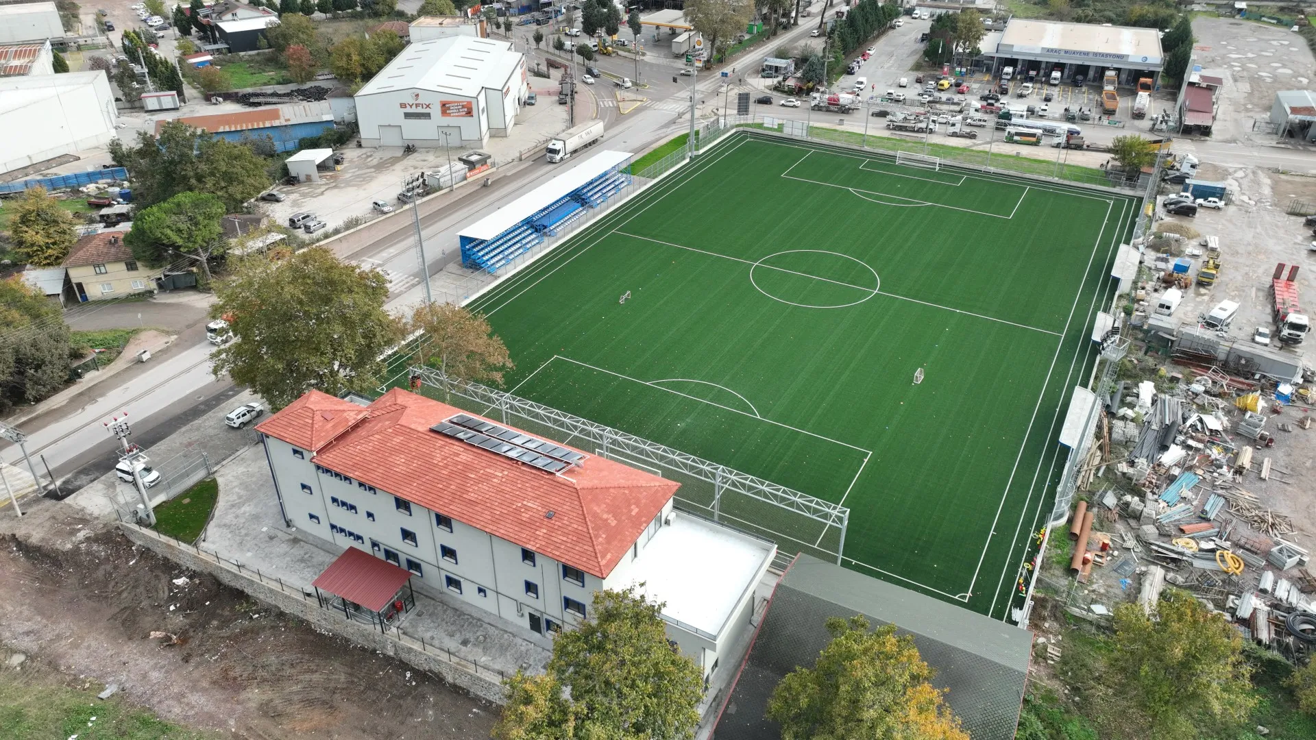 Büyükşehir, yenileme çalışması yaptığı Başiskele Yakup Altun Stadı’nı FİFA standartlarına
