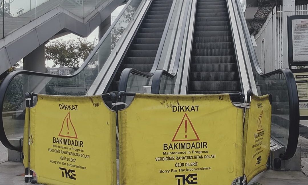Büyükşehir, kent genelindeki üst geçitlerde yürüyen merdiven ve asansörlerin periyodik