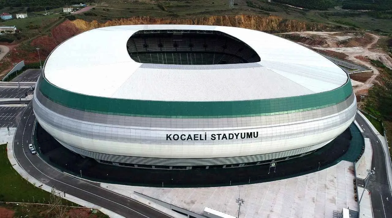 Kocaeli Stadyumu önünde, Kocaelispor-Adanaspor maçı öncesi bir taraftarın araç çarpması