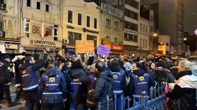 Taksim'e izinsiz yürümek isteyen bir grup kadın, polise biber gazı
